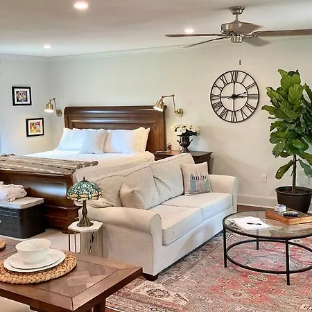 Historic Downtown Carriage House Hotel
